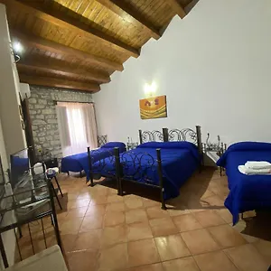 Pensión La Cartiera, Palazzo Adriano